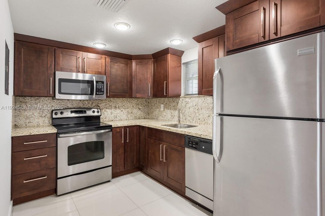 В аренду: $1,950 (1 спален, 1 ванн, 800 Квадратных фут)