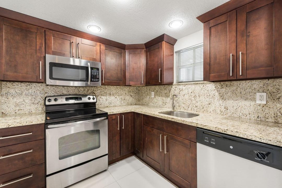 В аренду: $1,950 (1 спален, 1 ванн, 800 Квадратных фут)