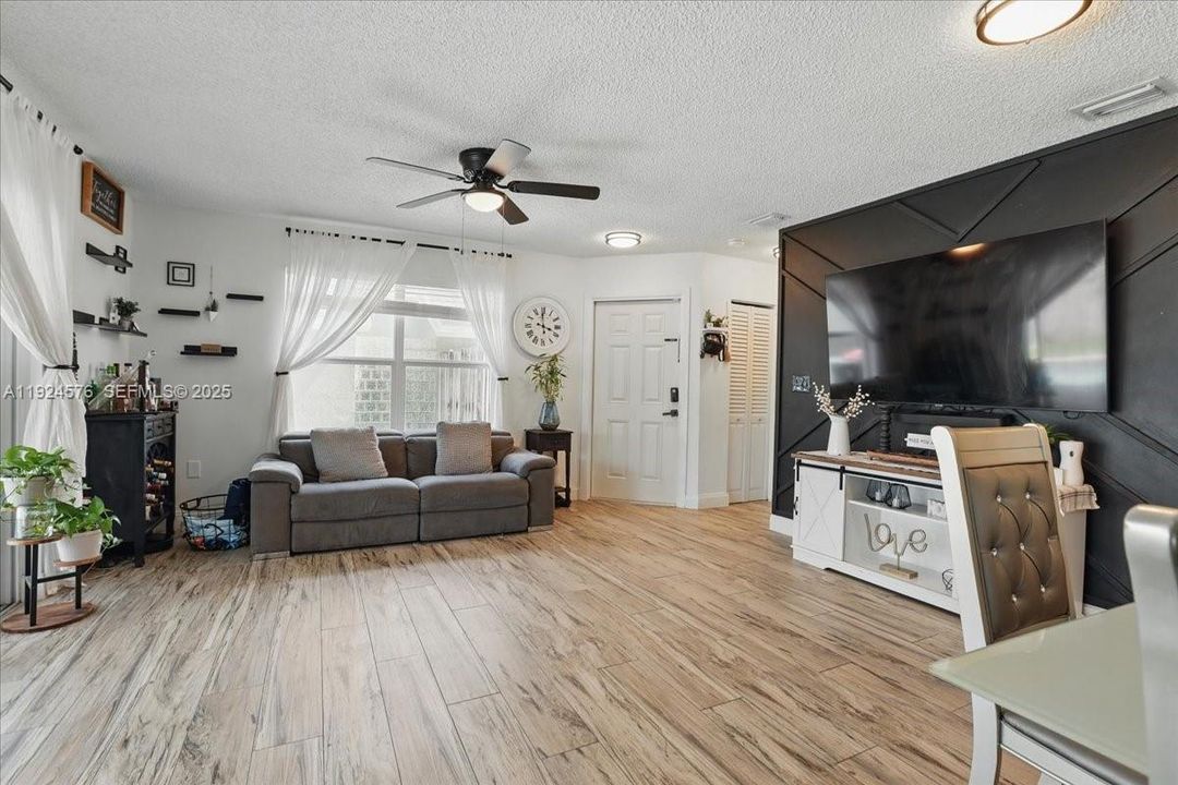 На продажу: $499,000 (2 спален, 2 ванн, 1113 Квадратных фут)