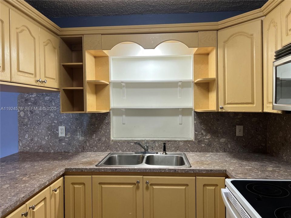 For Rent: $2,950 (3 beds, 3 baths, 1303 Square Feet)