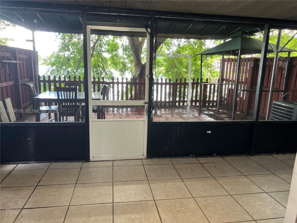 For Rent: $2,950 (3 beds, 3 baths, 1303 Square Feet)