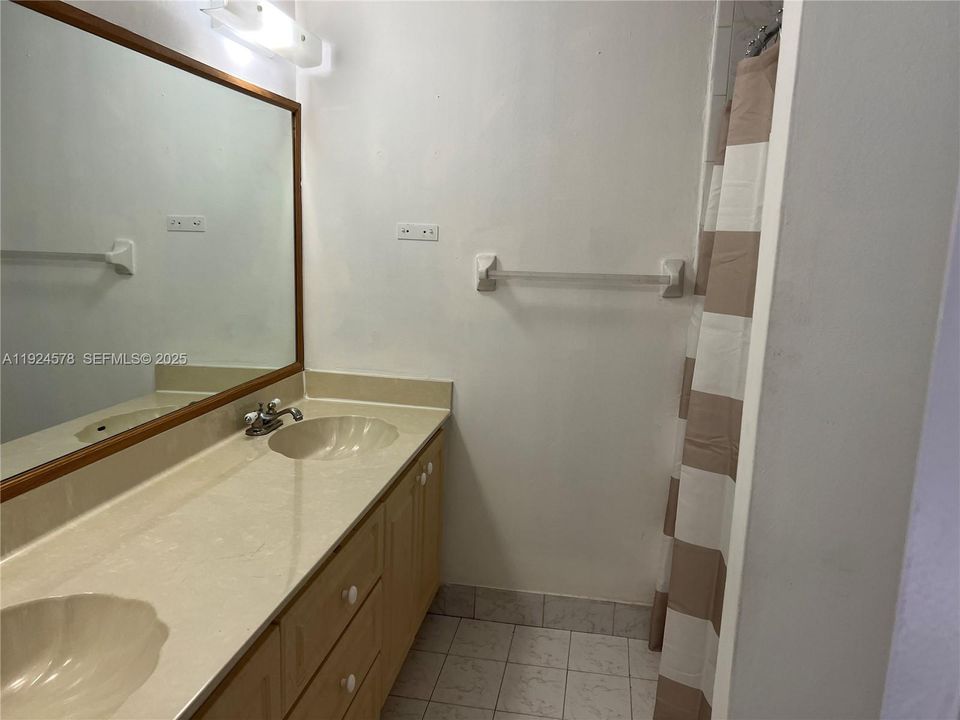 For Rent: $2,950 (3 beds, 3 baths, 1303 Square Feet)