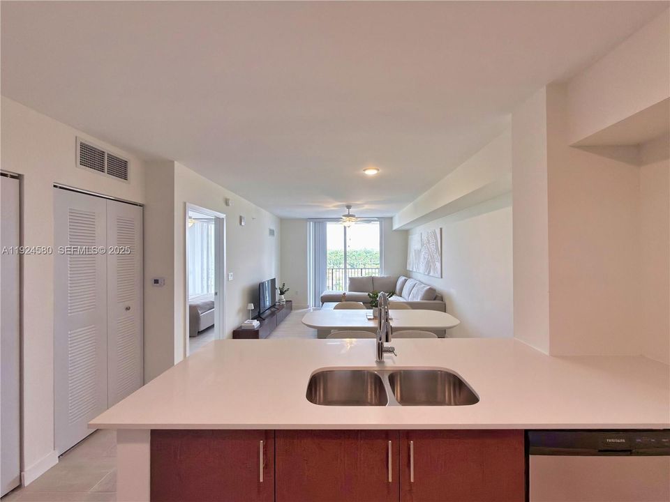 For Rent: $1,970 (1 beds, 1 baths, 746 Square Feet)