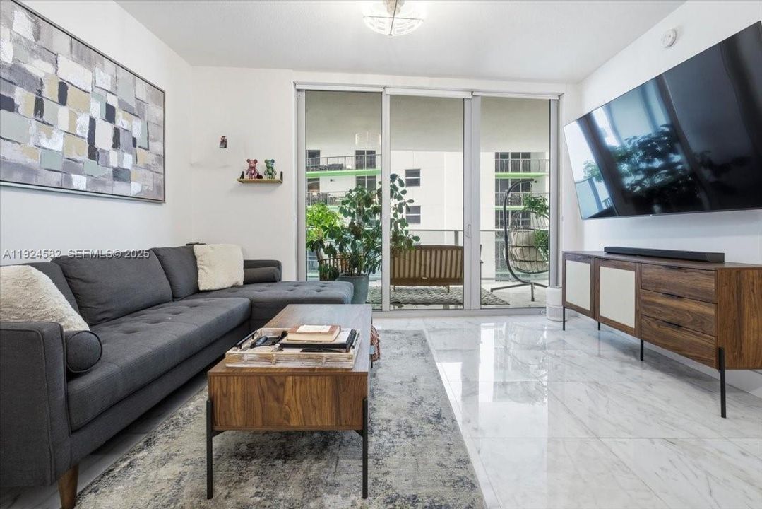 待售: $710,000 (1 贝兹, 2 浴室, 979 平方英尺)