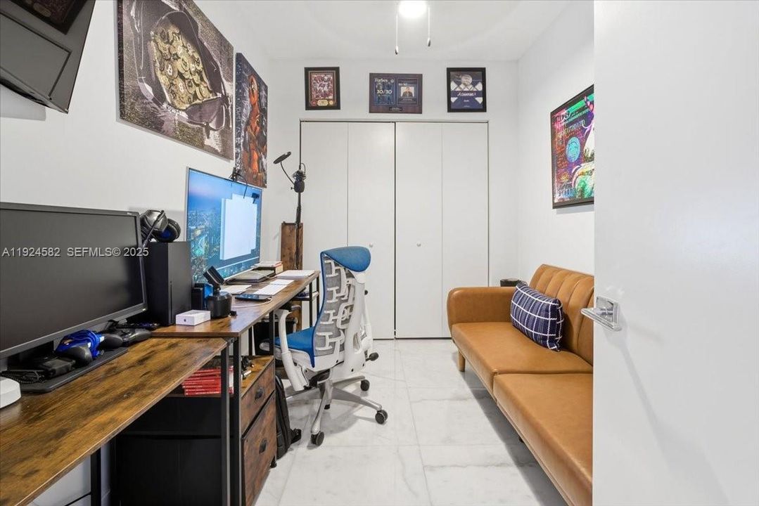 待售: $710,000 (1 贝兹, 2 浴室, 979 平方英尺)