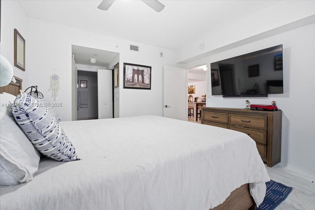 En Venta: $710,000 (1 camas, 2 baños, 979 Pies cuadrados)