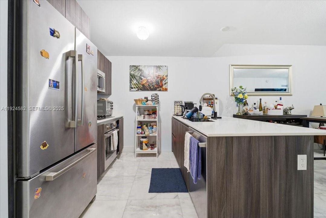 待售: $710,000 (1 贝兹, 2 浴室, 979 平方英尺)