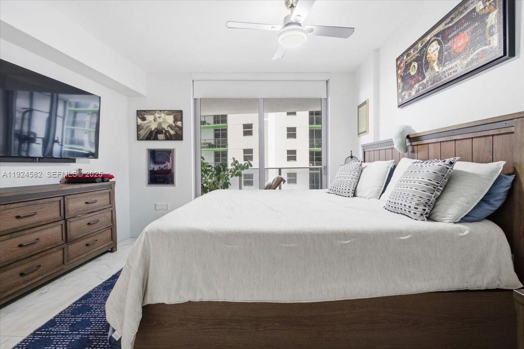 待售: $710,000 (1 贝兹, 2 浴室, 979 平方英尺)