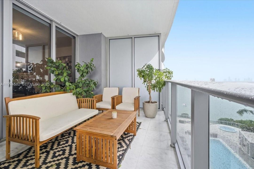 待售: $710,000 (1 贝兹, 2 浴室, 979 平方英尺)