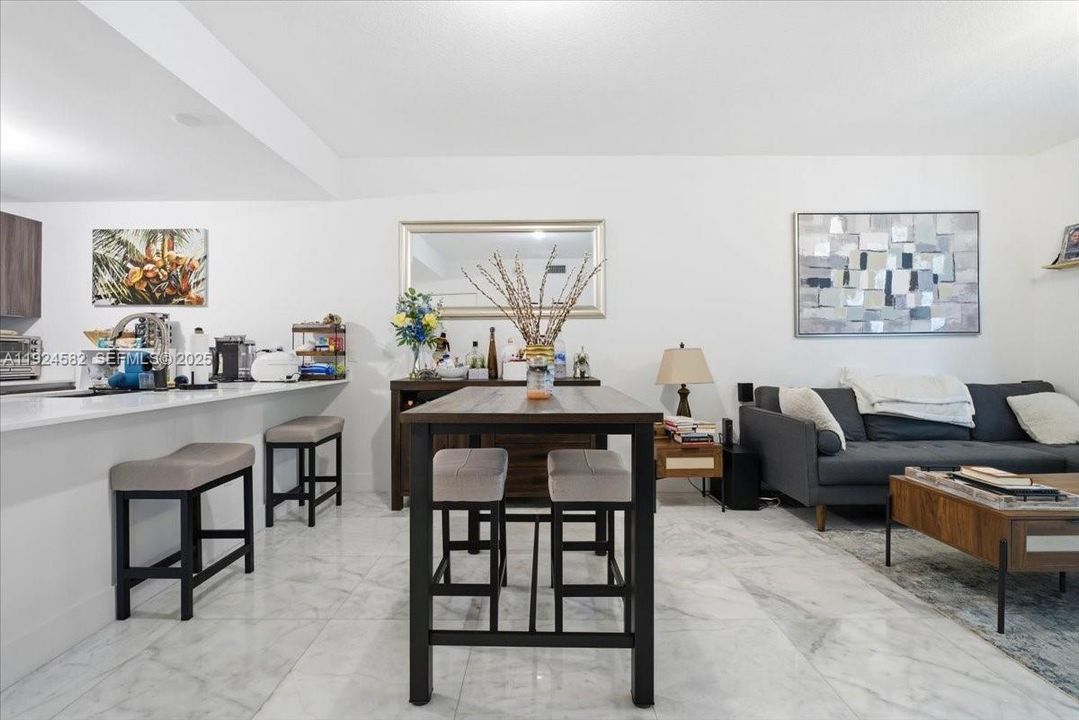 待售: $710,000 (1 贝兹, 2 浴室, 979 平方英尺)