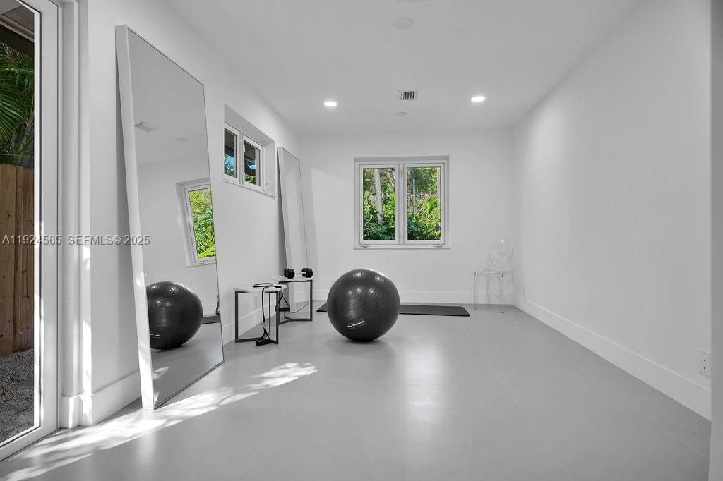 En Renta: $9,500 (4 camas, 2 baños, 2240 Pies cuadrados)