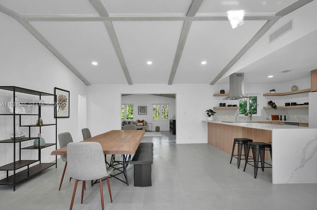 En Renta: $9,500 (4 camas, 2 baños, 2240 Pies cuadrados)