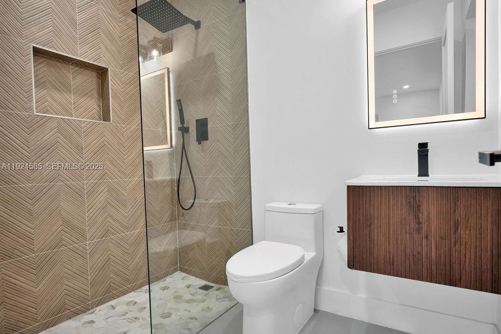 En Renta: $9,500 (4 camas, 2 baños, 2240 Pies cuadrados)