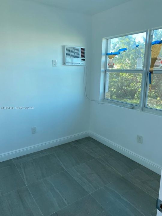 出租: $1,450 (1 贝兹, 1 浴室, 2515 平方英尺)