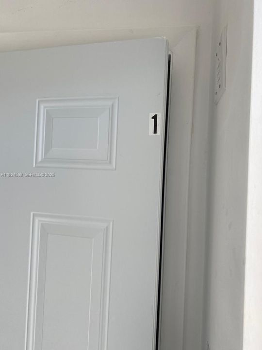 出租: $1,450 (1 贝兹, 1 浴室, 2515 平方英尺)