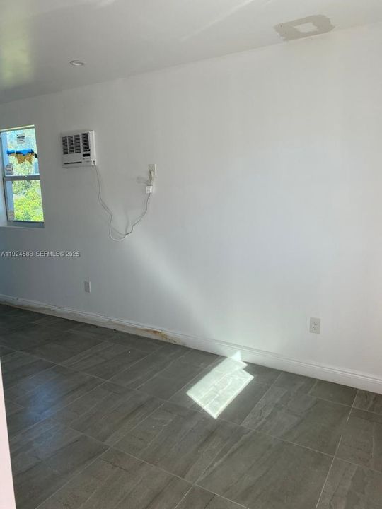 出租: $1,450 (1 贝兹, 1 浴室, 2515 平方英尺)