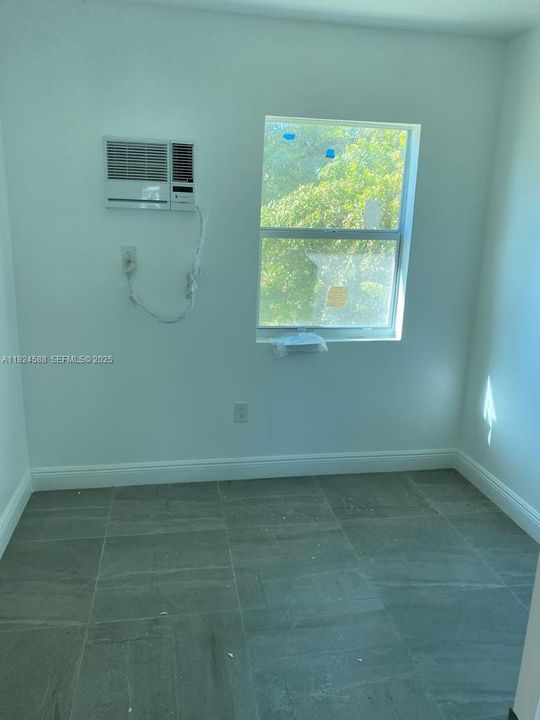 出租: $1,450 (1 贝兹, 1 浴室, 2515 平方英尺)