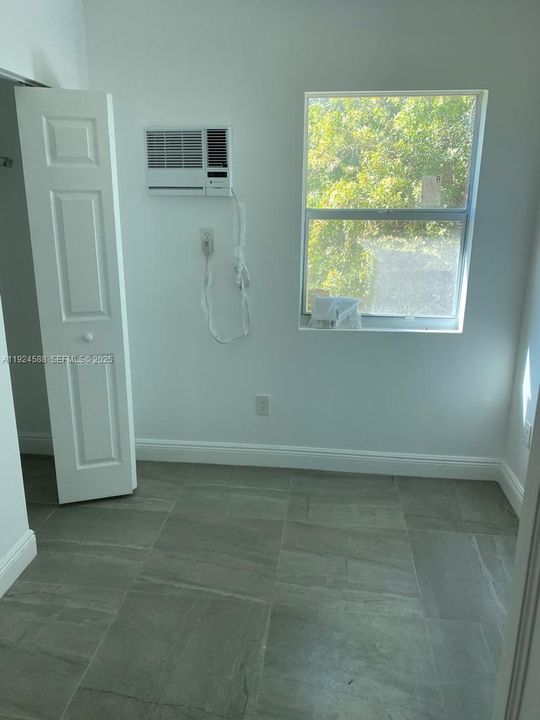 出租: $1,450 (1 贝兹, 1 浴室, 2515 平方英尺)