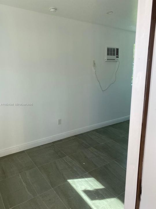 出租: $1,450 (1 贝兹, 1 浴室, 2515 平方英尺)