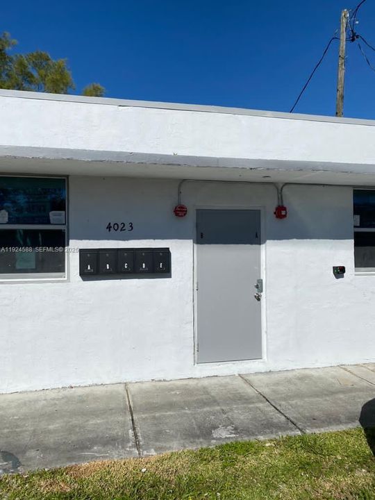 出租: $1,450 (1 贝兹, 1 浴室, 2515 平方英尺)