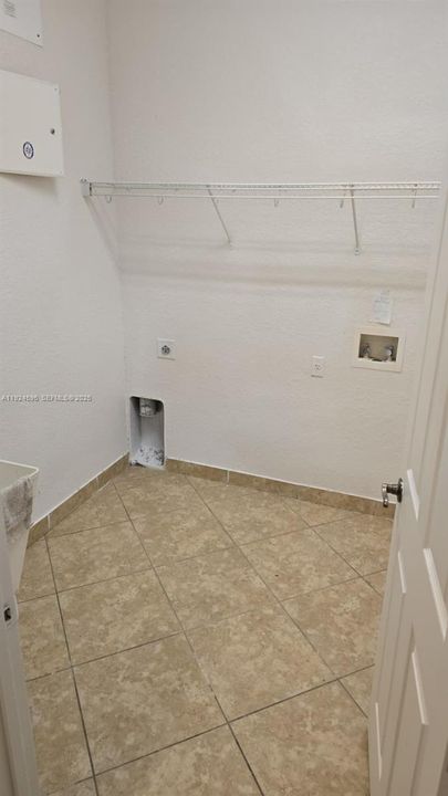 出租: $4,200 (5 贝兹, 4 浴室, 5349 平方英尺)