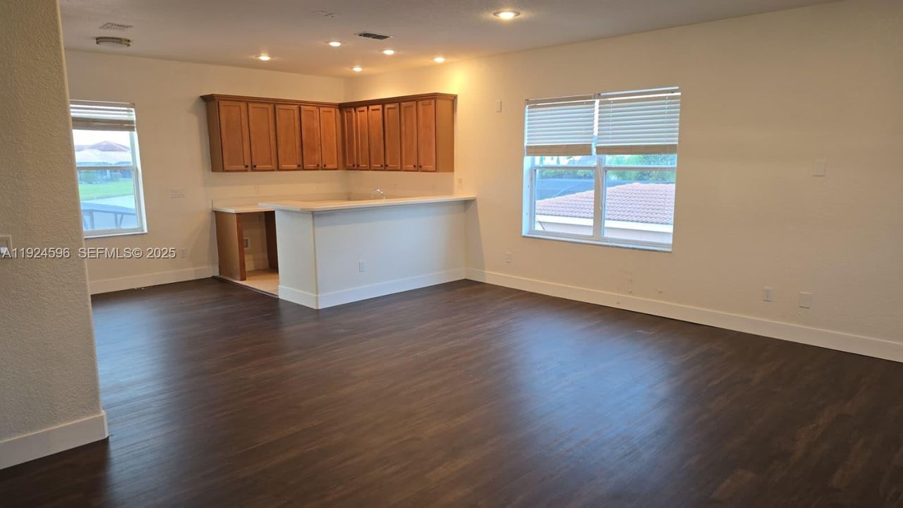 出租: $4,200 (5 贝兹, 4 浴室, 5349 平方英尺)