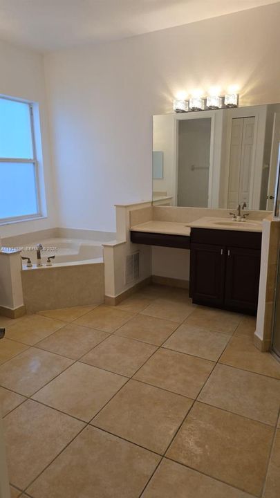 出租: $4,200 (5 贝兹, 4 浴室, 5349 平方英尺)