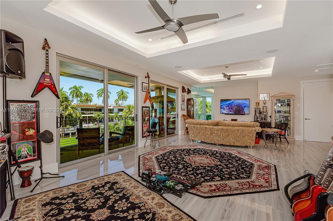 : $5,999,999 (3 beds, 4 baths, 4255 Square Feet)