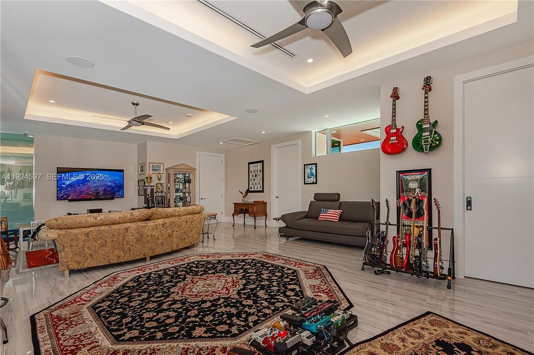 : $5,999,999 (3 beds, 4 baths, 4255 Square Feet)