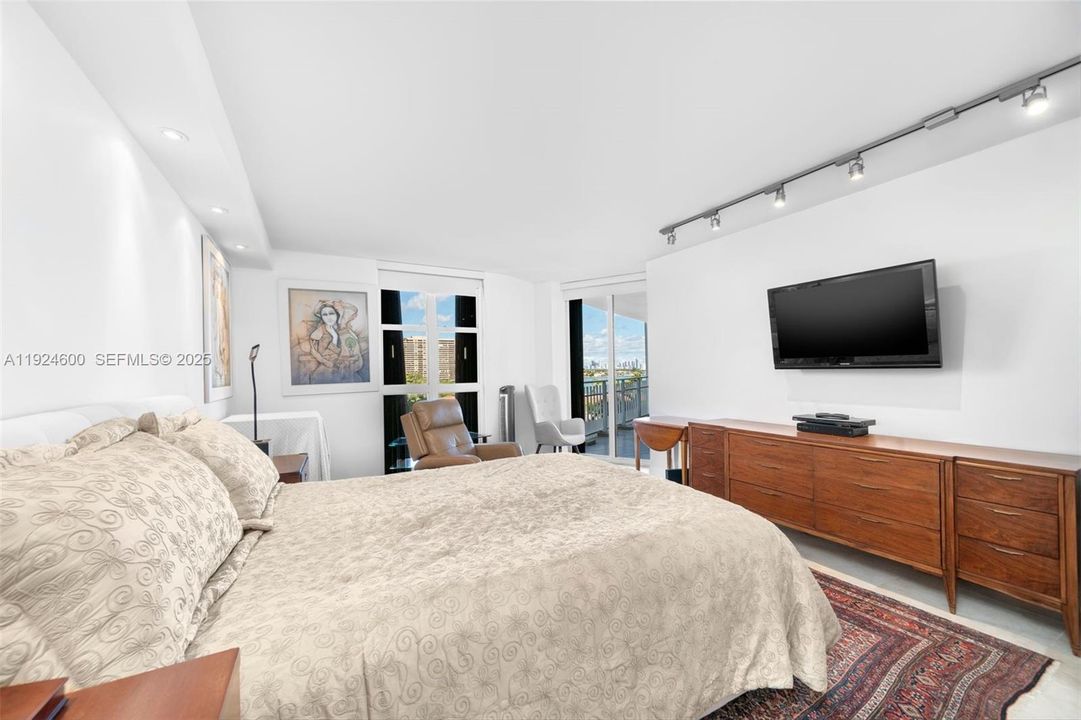 For Sale: $425,000 (2 beds, 2 baths, 1456 Square Feet)