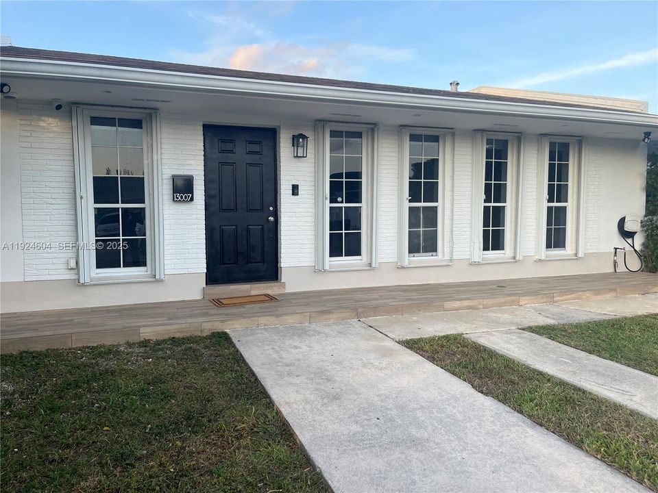 出租: $2,795 (3 贝兹, 1 浴室, 1015 平方英尺)