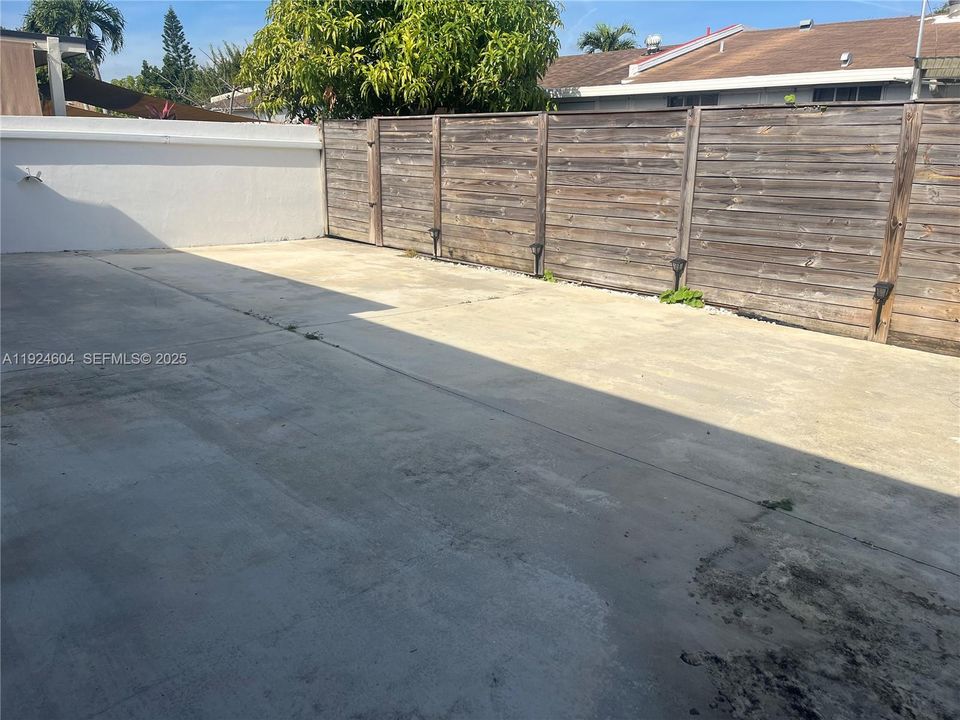 出租: $2,795 (3 贝兹, 1 浴室, 1015 平方英尺)