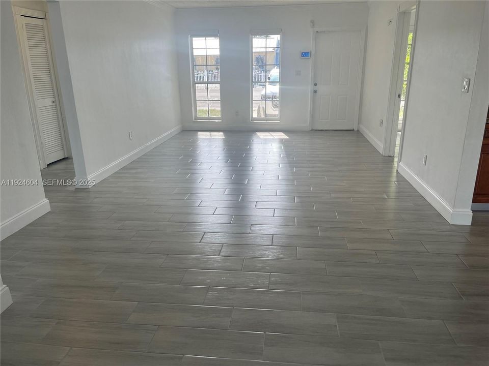 出租: $2,795 (3 贝兹, 1 浴室, 1015 平方英尺)