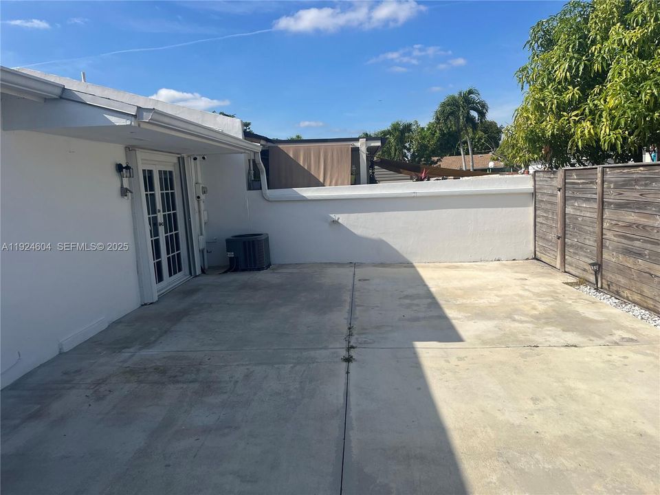 出租: $2,795 (3 贝兹, 1 浴室, 1015 平方英尺)