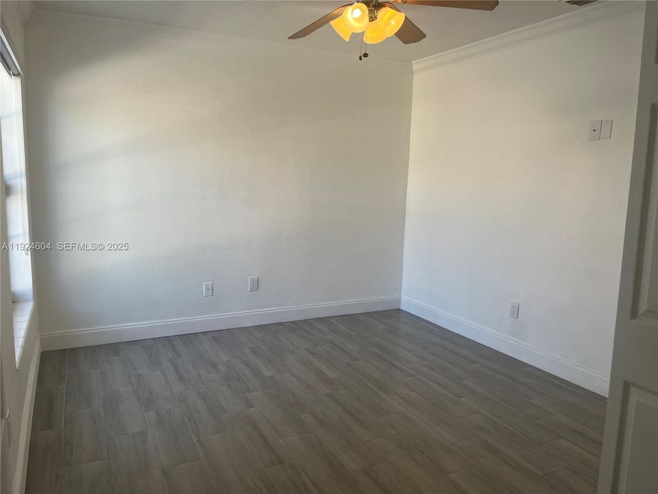 出租: $2,795 (3 贝兹, 1 浴室, 1015 平方英尺)