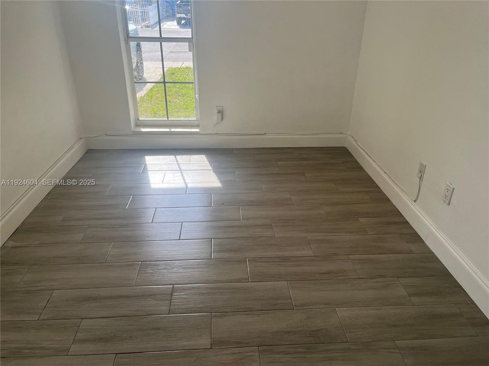 出租: $2,795 (3 贝兹, 1 浴室, 1015 平方英尺)