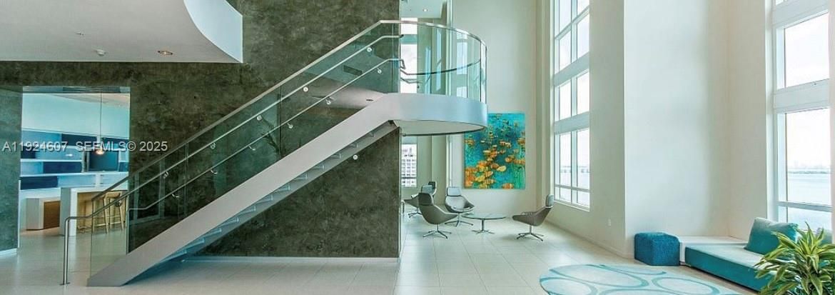 出租: $5,000 (2 贝兹, 2 浴室, 1325 平方英尺)