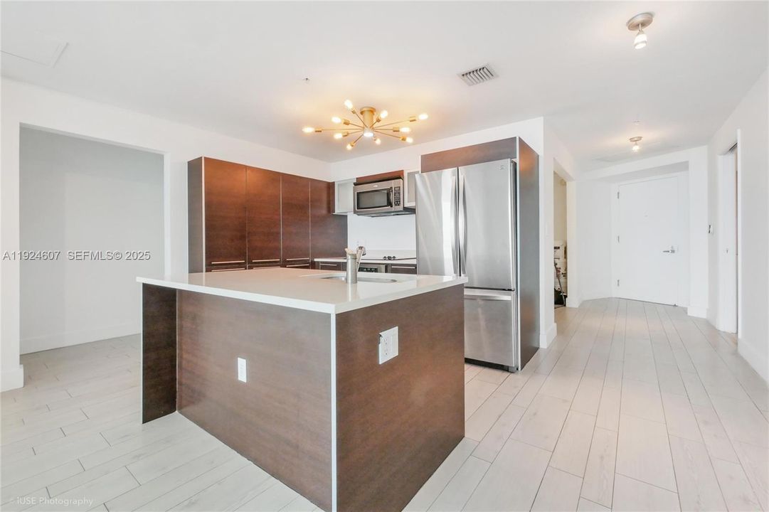 出租: $5,000 (2 贝兹, 2 浴室, 1325 平方英尺)