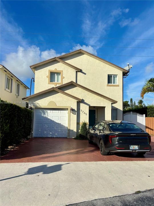 出租: $3,500 (3 贝兹, 3 浴室, 1425 平方英尺)