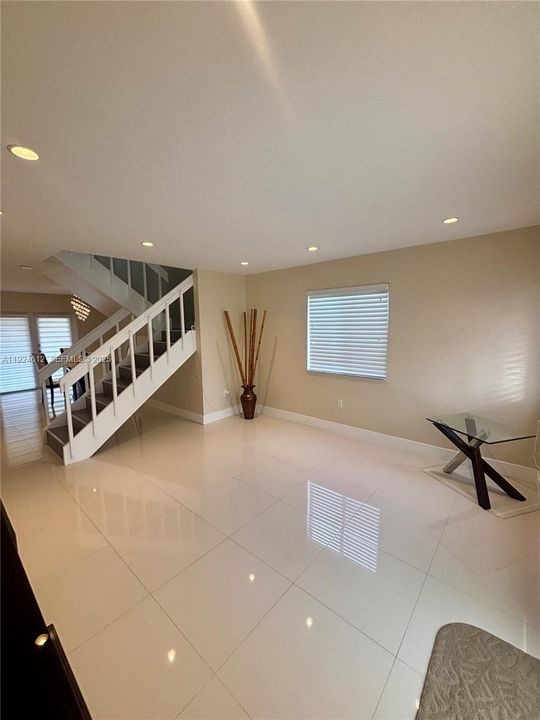 出租: $3,500 (3 贝兹, 3 浴室, 1425 平方英尺)