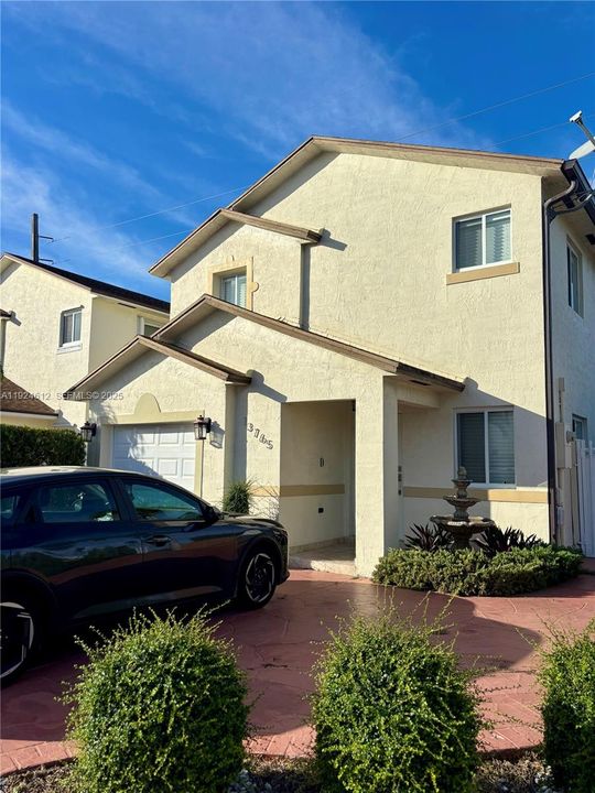 出租: $3,500 (3 贝兹, 3 浴室, 1425 平方英尺)