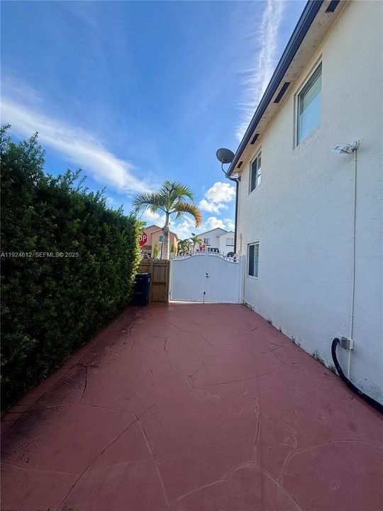 出租: $3,500 (3 贝兹, 3 浴室, 1425 平方英尺)