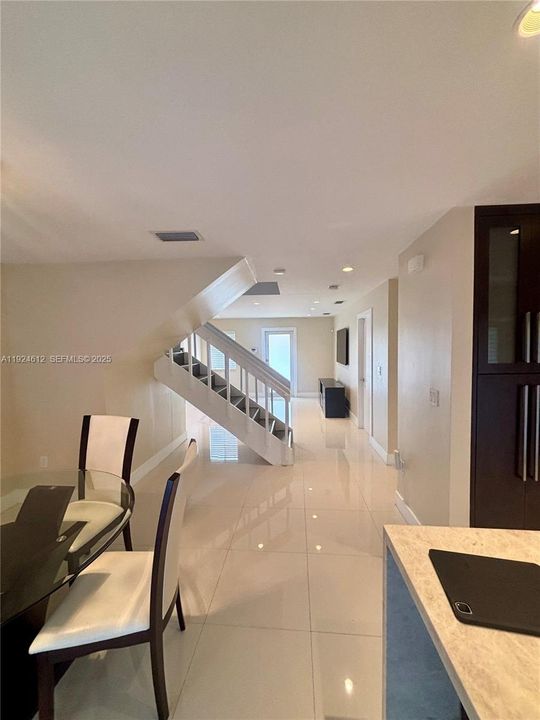 出租: $3,500 (3 贝兹, 3 浴室, 1425 平方英尺)