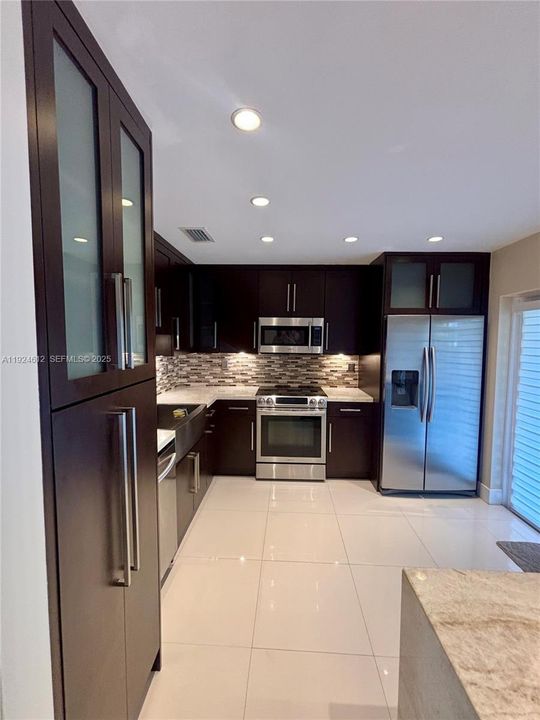 出租: $3,500 (3 贝兹, 3 浴室, 1425 平方英尺)