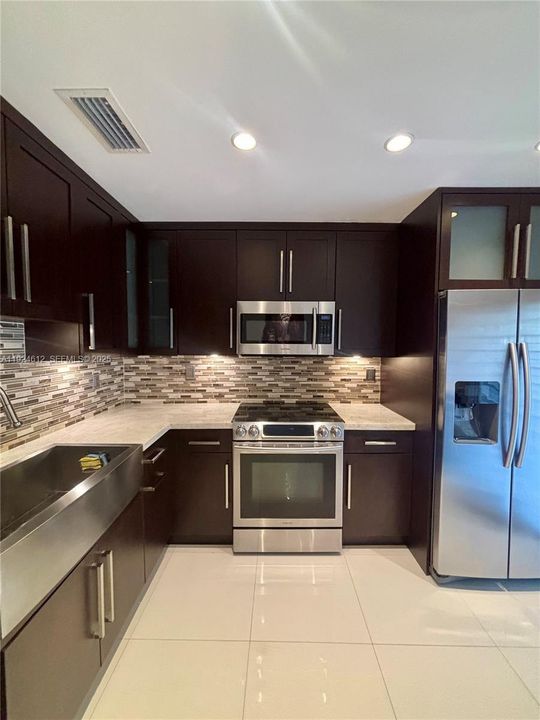 出租: $3,500 (3 贝兹, 3 浴室, 1425 平方英尺)