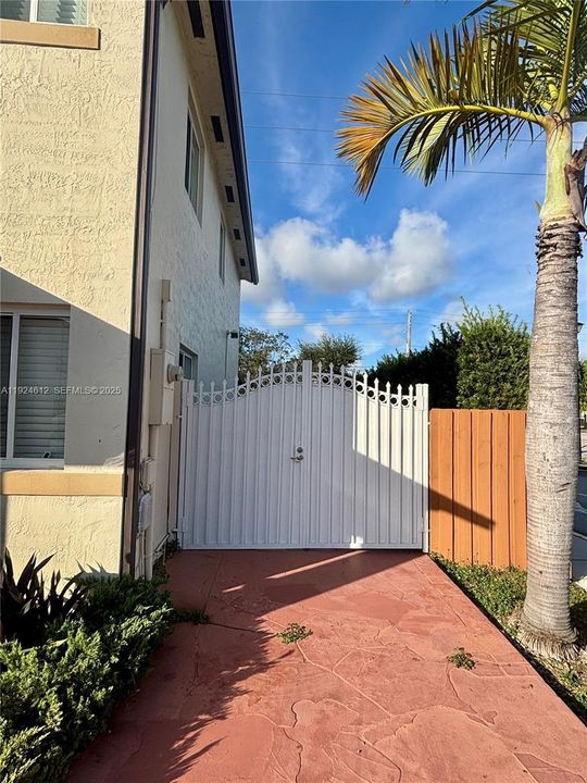 出租: $3,500 (3 贝兹, 3 浴室, 1425 平方英尺)