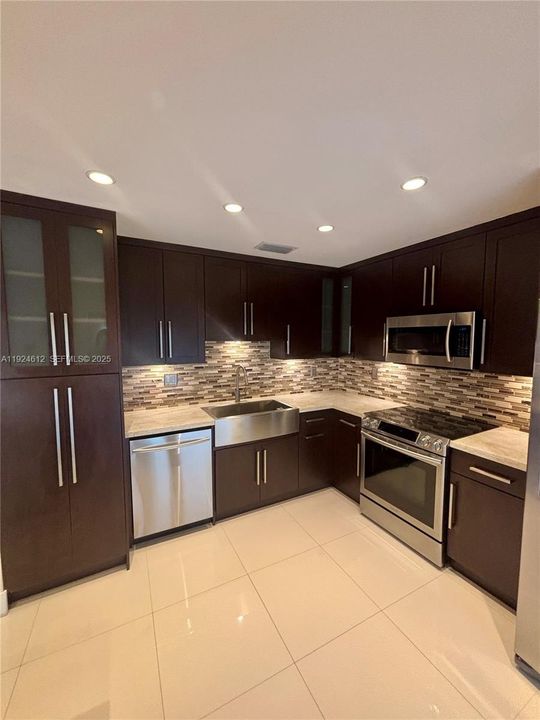 出租: $3,500 (3 贝兹, 3 浴室, 1425 平方英尺)