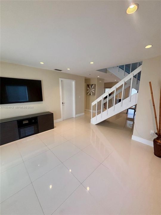 出租: $3,500 (3 贝兹, 3 浴室, 1425 平方英尺)