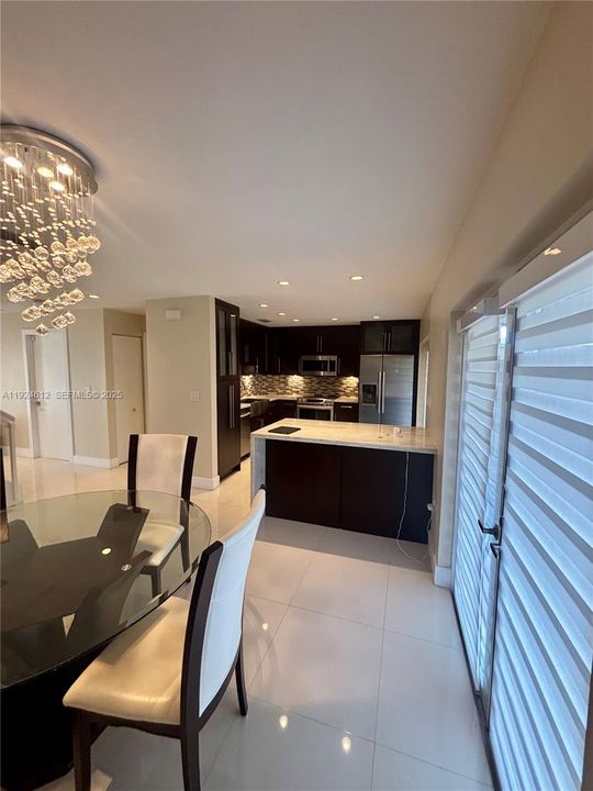 出租: $3,500 (3 贝兹, 3 浴室, 1425 平方英尺)