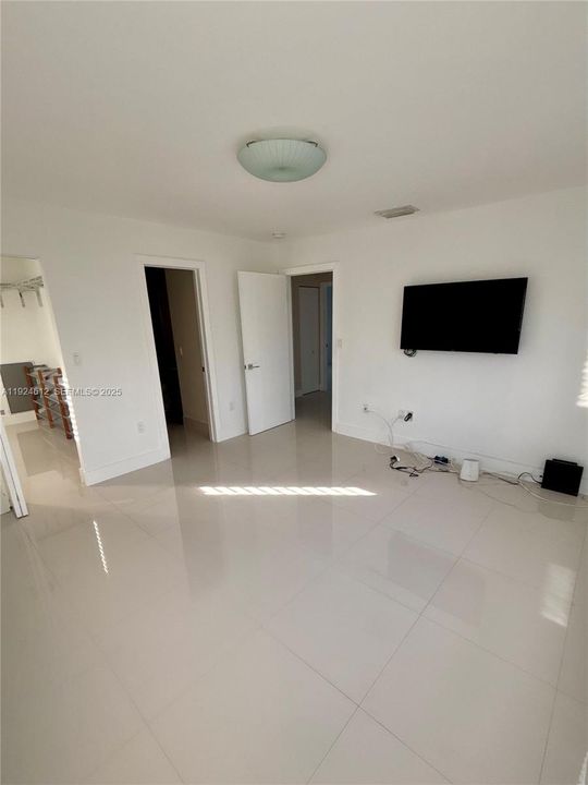 出租: $3,500 (3 贝兹, 3 浴室, 1425 平方英尺)